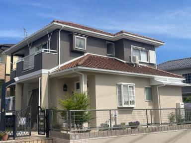 【多治見市】オレンジの瓦屋根に調和する配色でおしゃれに仕上げた外壁塗装の事例です